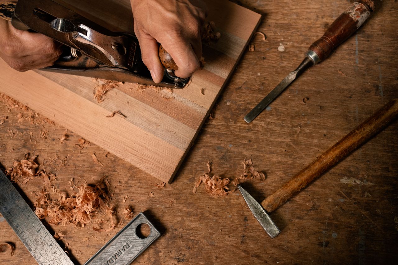 Équipe de l'Atelier Boréal travaillant ensemble autour d'une table en bois